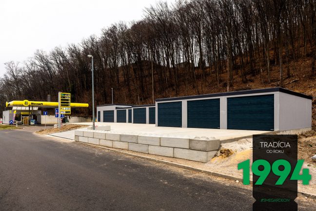 Radová montovaná garáž v sivej omietke