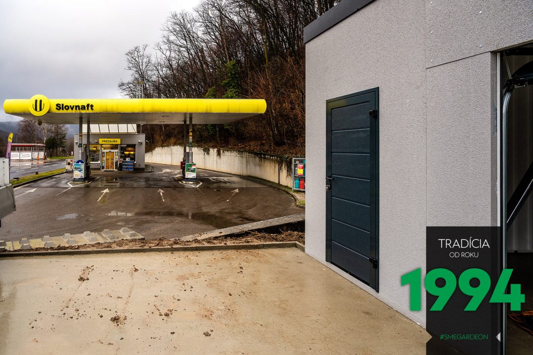 Tmavé dvere na radovej garáži