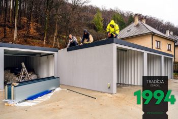 Montážnicí montujú strechu garáže