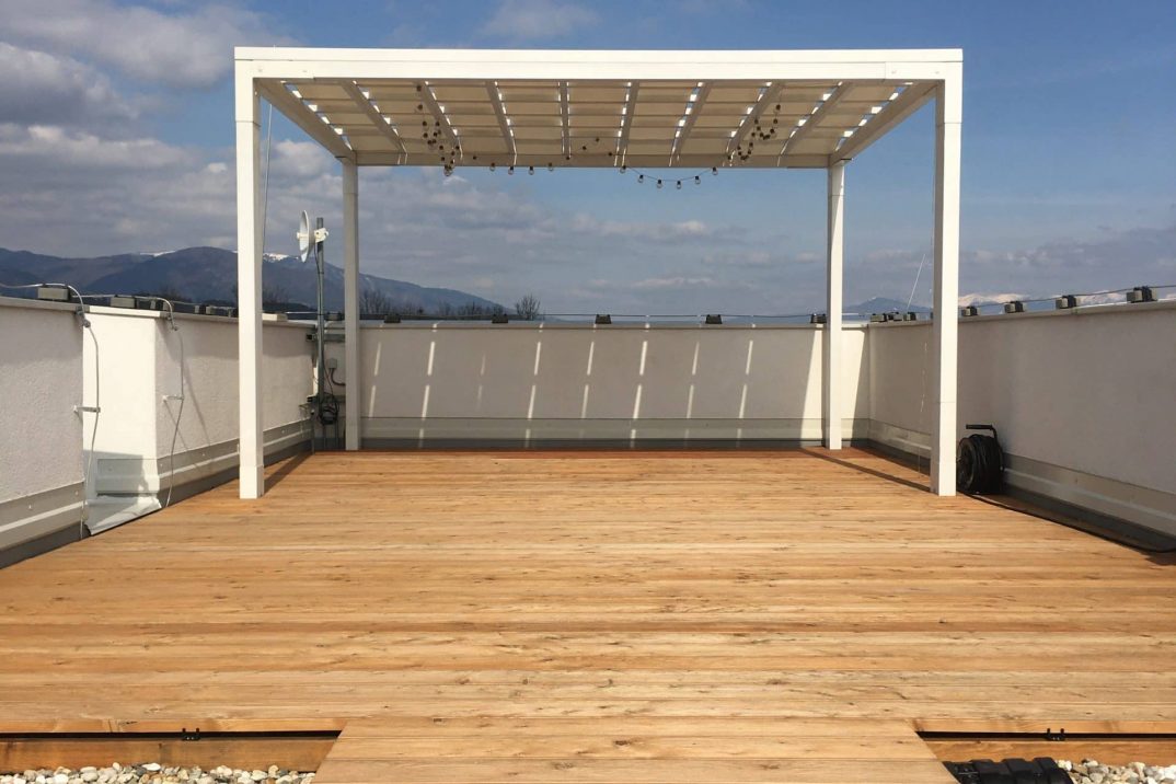 Drevený prístrešok na streche firmy GARDEON