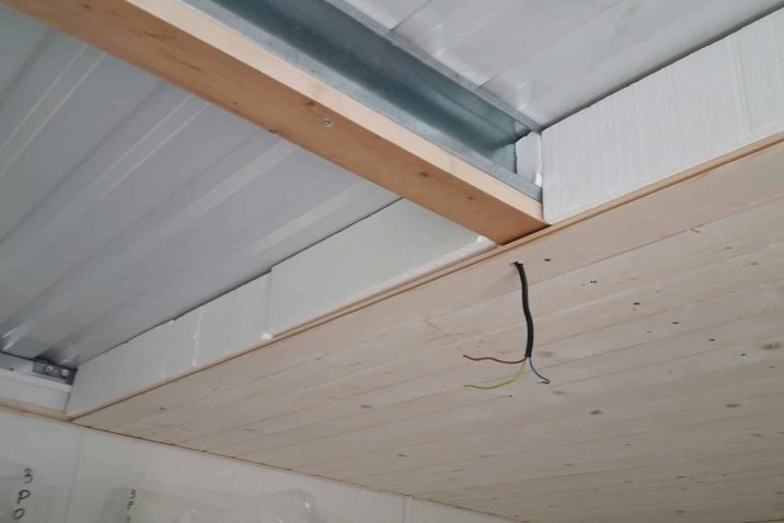 Strop garáže s izolací.