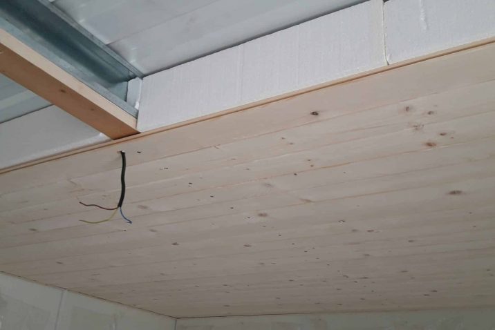 Izolovaný strop stavby - polystyren a tatranský profil.