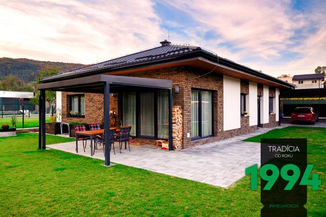 Posedenie pod pergolou pri dome