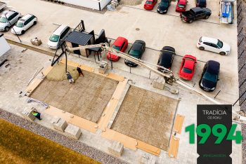 Betónovanie podkladu pomocou žeriavu