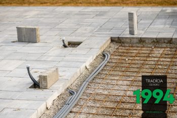 Uložené trubice na podklade