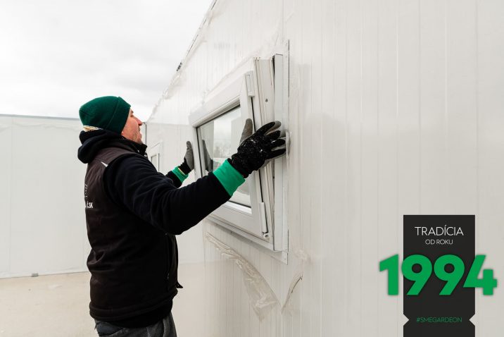 Biele okno na záhradnom domčeku