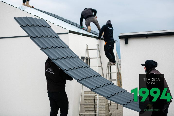 Montáž tmavej sedlovej strechy