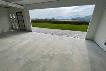 Naretá podlaha v garáži