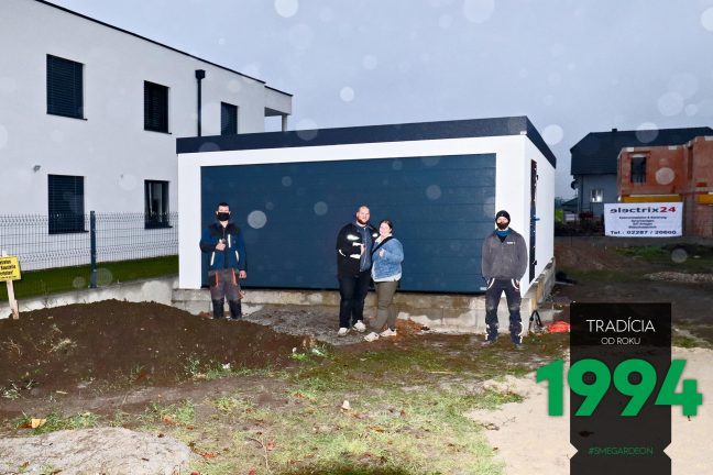 Spokojný zákazníci pred garážou