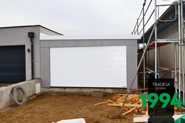 Garáž v sivej omietke