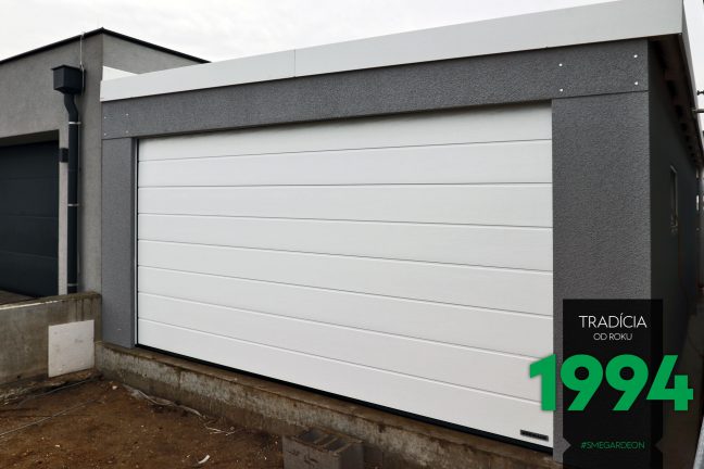 Garáž v sivej omietke s bielou bránou