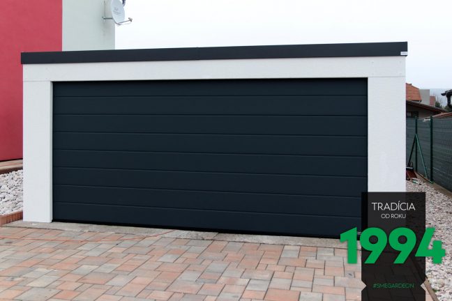 Dvojgaráž v bielej omietke s tmavou atikou