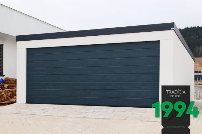 Dvojgaráž s tmavou bránou a atikou