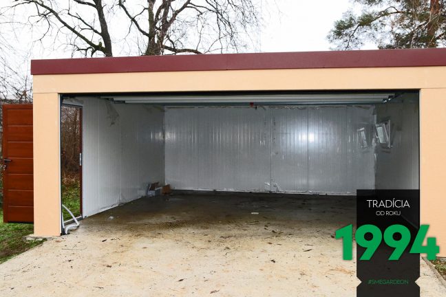 Dvojgaráž v marhuľovej omietke a tehlovou atikou