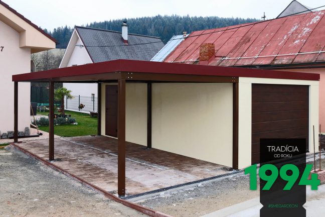 Garáž pre jedno auto s prístreškom s tehlovou atikou