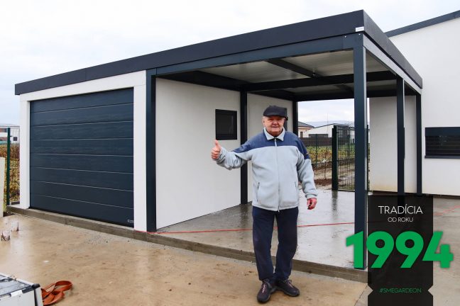 Spokojný zákazník pri garáži s prístreškom