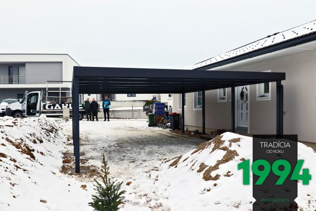 Prístrešok pre dve autá pri snehu