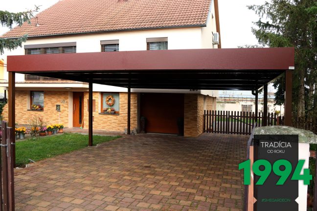 Prístrešok pre dve autá v hnedej farbe