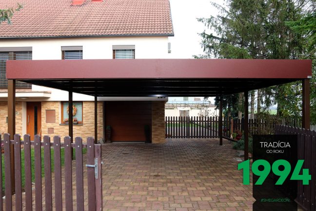 Prístrešok pre dve autá pred garážou