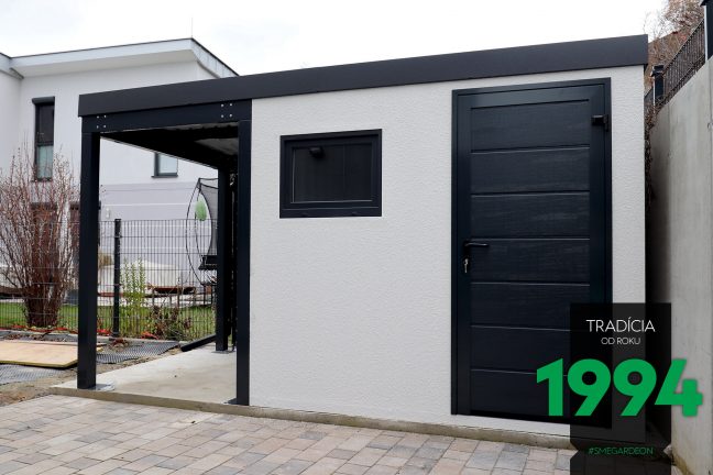 Záhradný domček v bielej omietke s prístreškom