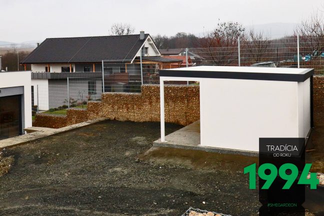 Záhradný domček s prístreškom