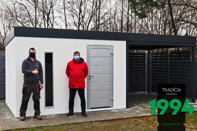 Spokojný zákzaník s mintážnikom pred domčekom