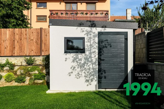 Zahradní domek s dveřmi aoknom na zahradě