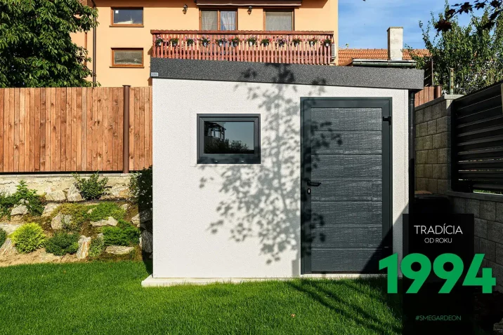 Zahradní domek s dveřmi aoknom na zahradě