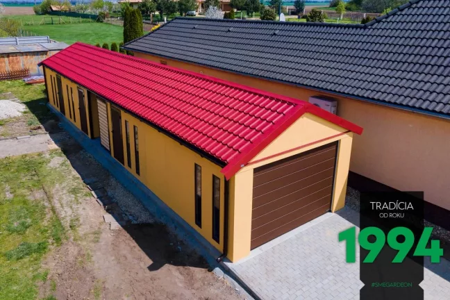 Atypická garáž s červenou sedlovou střechou