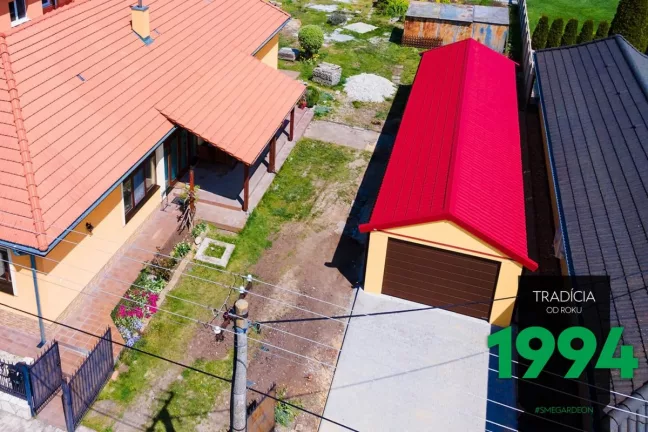 Garáž s garážovými vraty v barvě tmavého dubu