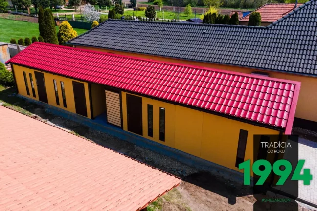 Garáž s červenou sedlovou střechou
