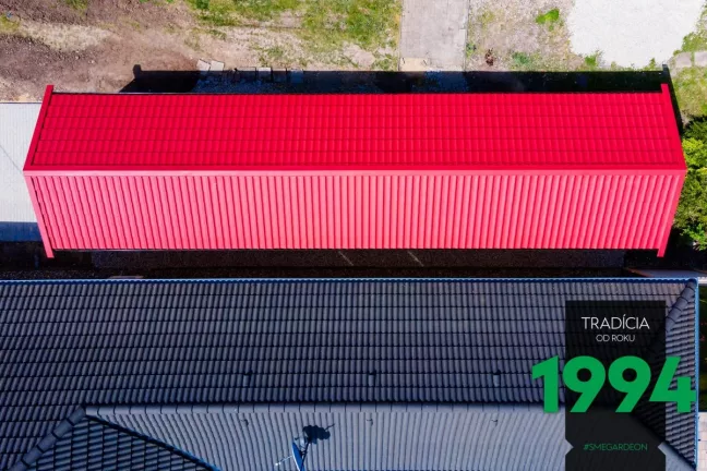 Dlouhá červená sedlová střecha