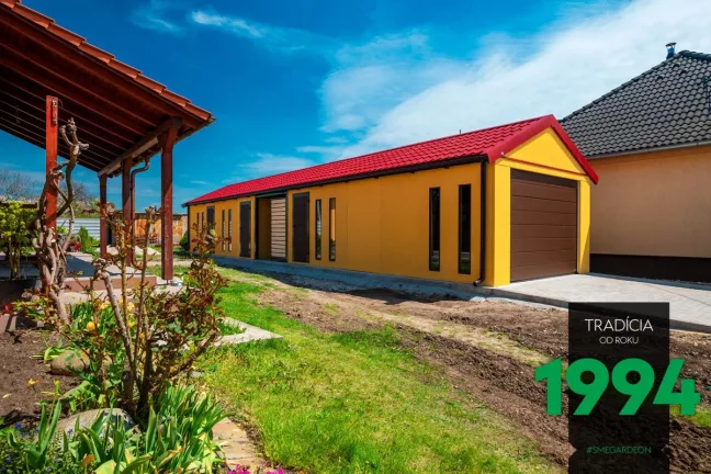 Atypická garáž v žluté omítce