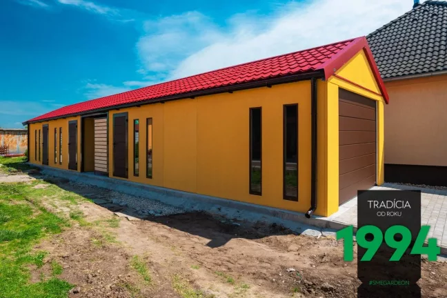 Atypická garáž ve žluté omítce s červenou střechou