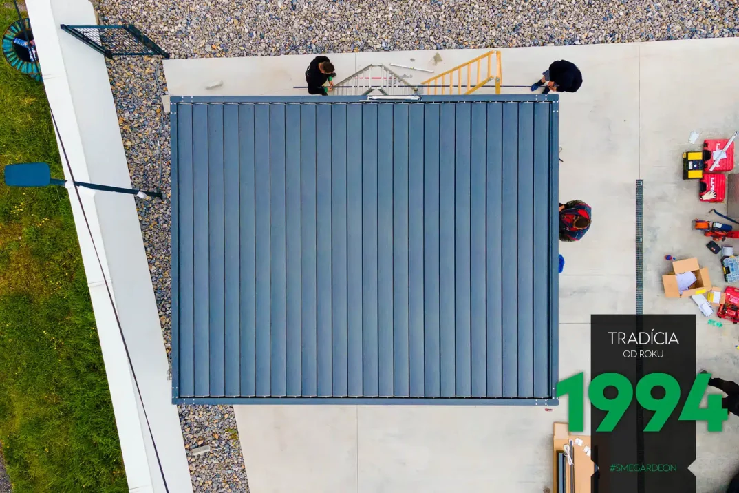 Pohľad na strechu bioklimatickej pergoly