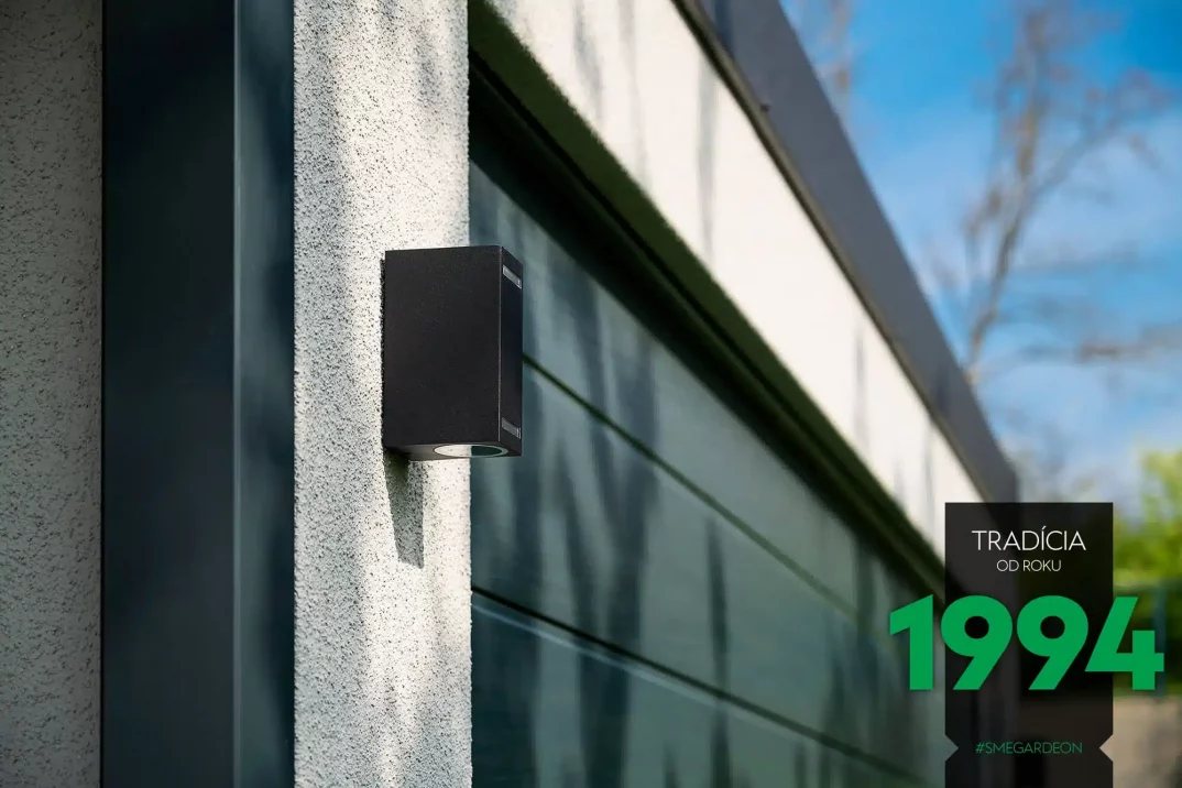 Garáž v bílé omítce