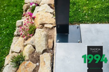 Sloup ukotven na podkladu při kamenech