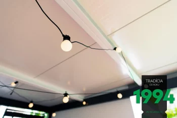 Detail na zavěšené žárovky na pergole.