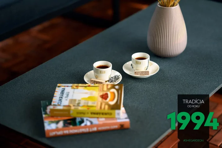 Káva a knihy na stole