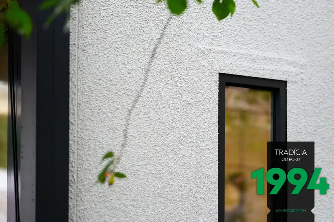 Detail na světlík na zahradním domku v bílé omítce