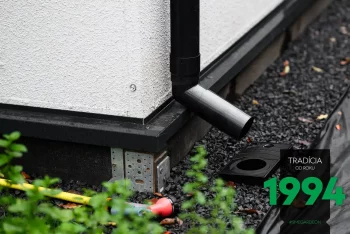 Okapová trouba zahradního domku.