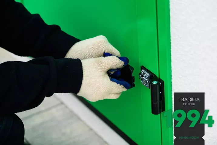 Detail na zelené dveře GARDEON