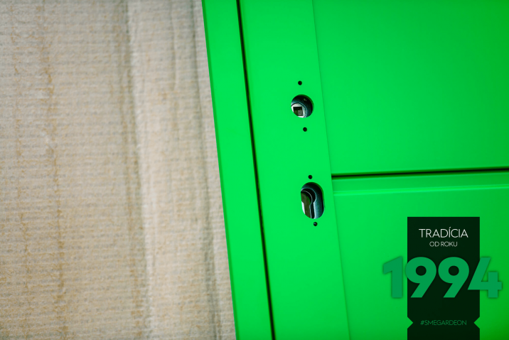 Zelené dveře GARDEON bez kliky a zámky