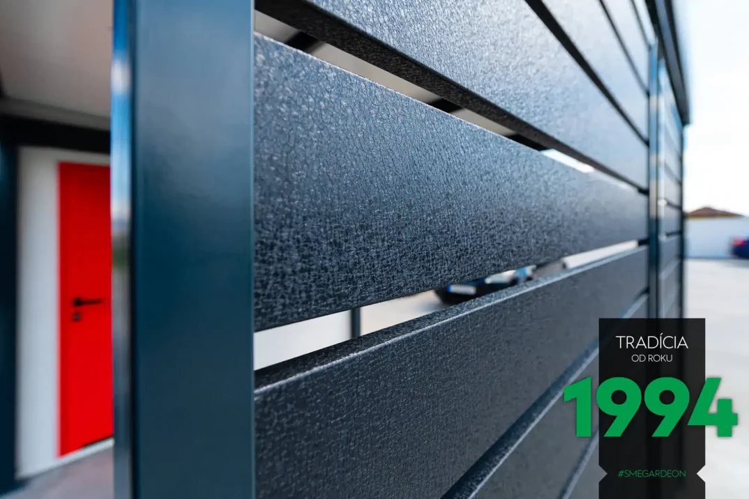 Kovové výplně na přístřešku