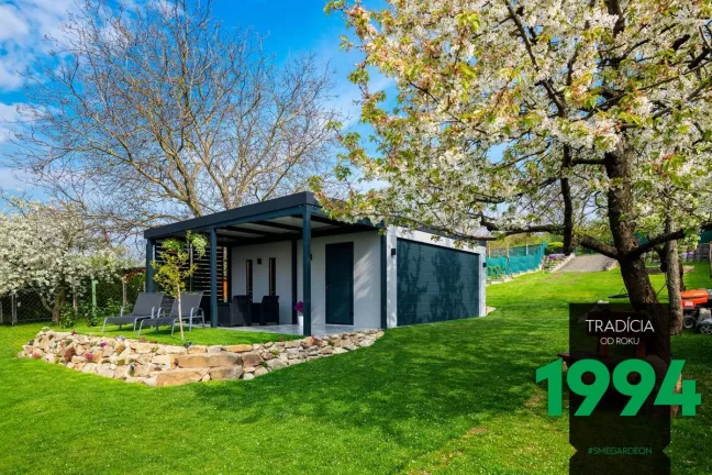 Garáž pro dvě auta v bílé omítce