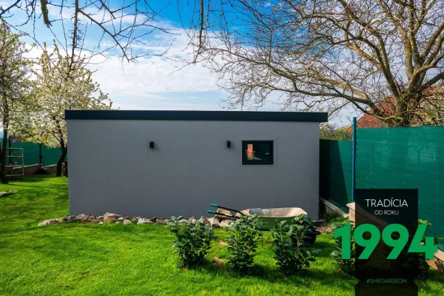 Kolečko při garáži s okénkem