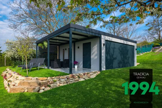 Garáž s přístřeškem a s posezením