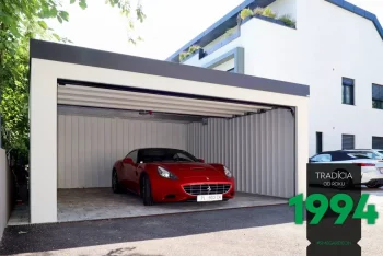 Auto zaparkované v dvougaráži s neizolovanými stěnami