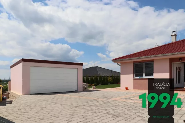 Dvojgaráž v růžové omítce