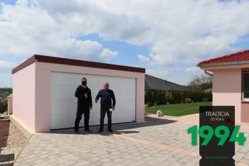 Spokojený zákazník s montážníkem před dvojgaráží